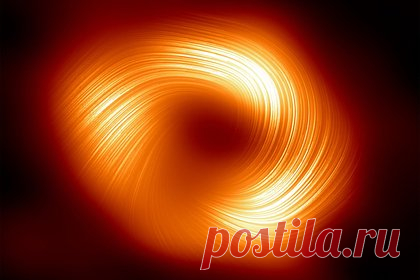 Получено новое изображение сверхмассивной черной дыры в Млечном Пути. Коллаборация Event Horizon Telescope опубликовала новое изображение сверхмассивной черной дыры в центре Млечного Пути — Стрельца А*. В этот раз ученым удалось запечатлеть искривленную структуру поляризации света, которая зависит от расположения силовых линий магнитного поля.