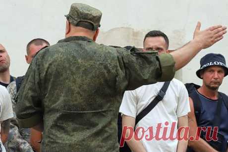Назначение «доброго военкома» из мема вице-премьером региона России объяснили. Губернатор Забайкальского края Александр Осипов объяснил назначение героя мемов о добром военкоре Николая Захарова на пост вице-премьера правительства региона. «Насколько я понимаю, по состоянию здоровья Захаров в полном объеме службу продолжить не сможет. А нам кадры хорошие нужны», — заявил он изданию Daily Storm.