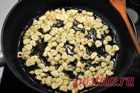 Жаренные дольки чеснока
Съешьте 6 жаренных долек чеснока и посмотрите, что будет происходить с вашим телом в течении 24 часов!
Чеснок — это один из самых полезных продуктов на планете! И все мы знаем, что многие люди во всем мире используют сырой чеснок как традиционное средство, чтобы контролировать высокое и низкое кровяное давление, высокий уровень холестерина; чтобы бороться с ишемической болезнью сердца; предостеречь себя от инфаркта, снижения кровотока из-за суженных...