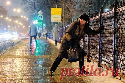 Россиянам раскрыли правила поведения во время гололедицы. Профессиональный каскадер Алан Диамбеков дал россиянам советы о том, как вести себя при гололедице. В эфире программы «Жить здорово!» на Первом канале он раскрыл правила поведения в ситуации, когда на улице скользко, а также перечислил самые частые ошибки. В частности, специалист призвал не держать руки в карманах.