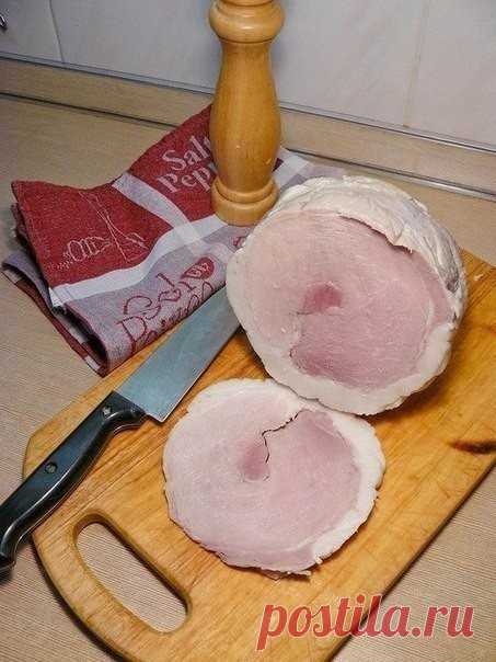 Ветчина домашняя

Ветчину и готовое мясо в магазинах я уже давно не беру. Особенно после того, как один раз попытался поджарить кусочек варено-копченого окорока одного из местных производителей. В результате, на сковороде у меня оказался сморщенный, серый кусочек непонятно чего в противно пахнущей, пузыристой жидкости. Сковороду-то я конечно отмыл, но 