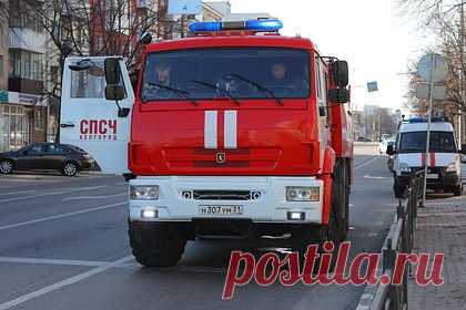 Обстрел из «Вампира» повредил восемь многоквартирных домов и школу в Белгороде. При обстреле Белгорода из чешской реактивной системы залпового огня (РСЗО) «Вампир» (Vampire) повреждения получили восемь многоквартирных домов и школа №41. Об этом сообщил губернатор российского приграничного региона Вячеслав Гладков. В школе в результате атаки оказался посечен фасад здания и выбито около 20 окон.