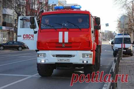 Обстрел из «Вампира» повредил восемь многоквартирных домов и школу в Белгороде. При обстреле Белгорода из чешской реактивной системы залпового огня (РСЗО) «Вампир» (Vampire) повреждения получили восемь многоквартирных домов и школа №41. Об этом сообщил губернатор российского приграничного региона Вячеслав Гладков. В школе в результате атаки оказался посечен фасад здания и выбито около 20 окон.