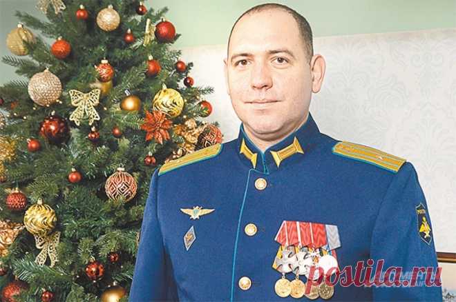 422 вылета. История летчика-аса Александра Колесникова с ростом 196 см. Рост 35-летнего майора, замкомандира авиационной эскадрильи штурмового авиаполка Александра Колесникова – 196 см. На груди – два ордена Мужества, медаль ордена «За заслуги перед Отечеством» II степени с мечами и медаль «За отвагу».