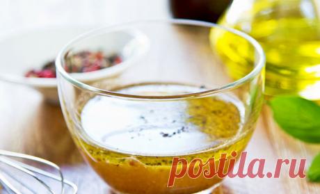 Смешали уксус, масло и горчицу: заправка ко всему готова за минуты