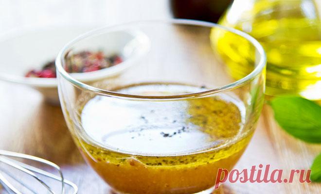 Смешали уксус, масло и горчицу: заправка ко всему готова за минуты