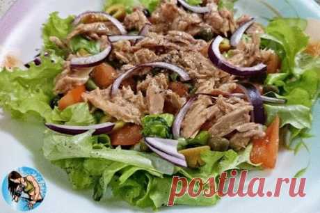 1. Вкуснейший салат с тунцом на ужин
на 100грамм - 39.8 ккалБ/Ж/У - 3.65/1.96/1.93  
 
Ингредиенты:  
Консервированный тунец - 1 банка
Яйца - 2 шт  
Помидоры - 3 шт
Салатные листья - 6 шт  
Оливковое масло - 2 ст. л  
Лук фиолетовый — по вкусу  
Соль, перец - по вкусу
 
Приготовление:  
Отварите яйца. Можно использовать и перепелиные - так красивее. В случае использования перепелиных увеличьте количество яиц до 8-10. Яйца остудите и очистите и разрежьте на четыре дольки (перепелиные -