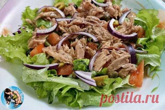 1. Вкуснейший салат с тунцом на ужин
на 100грамм - 39.8 ккалБ/Ж/У - 3.65/1.96/1.93  
 
Ингредиенты:  
Консервированный тунец - 1 банка
Яйца - 2 шт  
Помидоры - 3 шт
Салатные листья - 6 шт  
Оливковое масло - 2 ст. л  
Лук фиолетовый — по вкусу  
Соль, перец - по вкусу
 
Приготовление:  
Отварите яйца. Можно использовать и перепелиные - так красивее. В случае использования перепелиных увеличьте количество яиц до 8-10. Яйца остудите и очистите и разрежьте на четыре дольки (перепелиные -