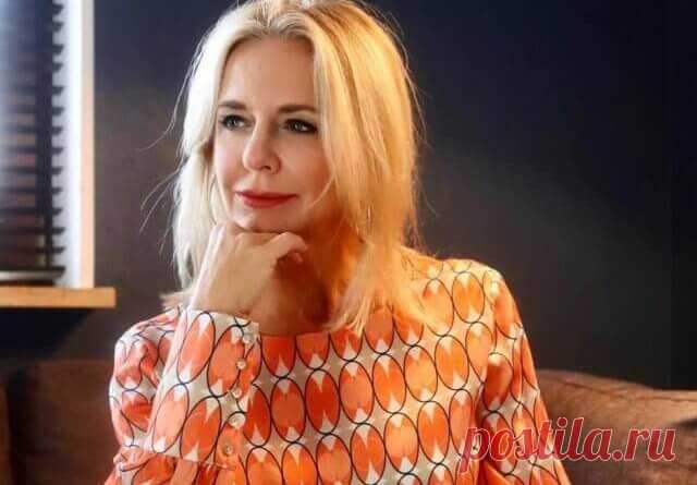 Как выглядеть моложе: Стильные образы 56-летней немецкой модницы Одни обожают приталенные одежды, другие носят сводного силуэта платья, кому-то надо открыть ножки, а кому-то закрыть располневшие руки, одним по сердцу только классика, а другие уютнее себя чувствуют в одежде в стиле кэжуал и бохо.