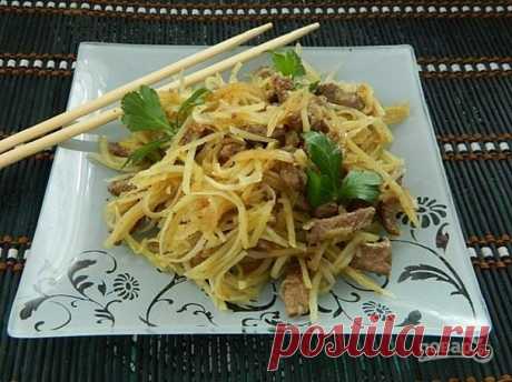 Корейская кухня.

Салат из картофеля Камдича по-корейски.
Картофель здесь плотный и слегка хрустящий, но не сырой. К примеру, как редька. Существует и самый простой вариант камди-ча. Он состоит из одного лишь картофеля. А если к такому салату добавить овощи или оливки, это будет уже совсем другой, новый вкус. А можно добавить говядину.

400 г мякоти говядины 
400 г картофеля 
1/3 ч. л. молотого кориандра 
3 зубчика чеснока 
3 ст. л. растительного масла 
Соль по вкусу 
Черн...