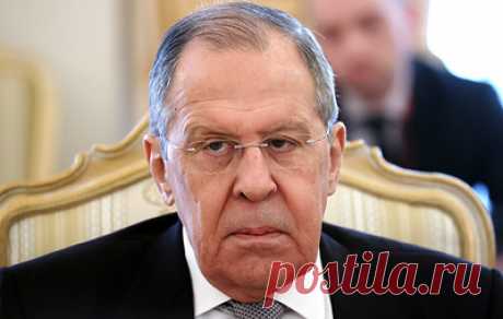 Лавров назвал информационным терроризмом истерику Запада о &quot;вторжении&quot; России на Украину. Глава МИД РФ напомнил, что возвращение российских войск в места постоянной дислокации происходит в соответствии с запланированным графиком