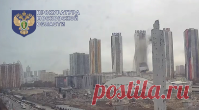 «Я могла сидеть в этой машине»: при обрушении на «Снежкоме» пострадали три человека и повреждено более 100 автомобилей. Владелица машины, повреждённой при обрушении на «Снежкоме», рассказала RT, что могла сидеть в ней в момент падения обломков. Она чудом спаслась, опоздав с выходом из дома на десять минут. Части рухнувшей конструкции снесли крышу машины, в салон упала арматура. При обрушении на «Снежкоме» в подмосковном Красногорске пострадали три человека, повреждено более 100 припаркованных…