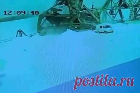В российском регионе четыре человека пострадали при обрушении портового крана. В Самаре рухнул портовый кран, в результате чего три человека попали в больницу, еще одного спасти не удалось. Момент обрушения крана опубликовал депутат Госдумы Александр Хинштейн. По предварительным данным, к падению крана привела попытка распилить его на металлолом, добавил депутат.