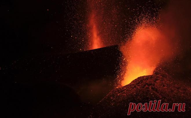 Ученые выяснили, что ядро Земли похоже на «русскую матрешку». Ученые Австралийского национального университета выяснили, что внутри ядра нашей планеты существует «структура из железа и никеля», чья температура аналогична температуре на поверхности солнца, а диаметр составляет около 1350 км