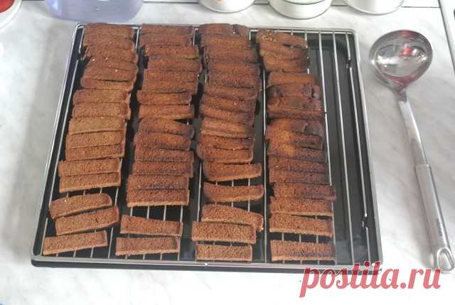 РЕЦЕПТ КВАСА ИЗ БОРОДИНСКОГО ХЛЕБА
Яркая идея  

Ингредиенты:
• вода 5 л.
• сахар 500 гр.
• 1 упаковка дрожжей
• 1 бородинский хлеб
• 1 столовая ложка кефира

Приготовление:
Нарезать хлеб прямоугольниками, выложить на противень и поставить в духовку сушиться до почти горелой корочки. Пока сухари готовятся, налить в кастрюлю 5л. воды, засыпать 500 гр. сахара и поставить на плиту. После того, как вода закипела можно засыпать сухари. Все перемешать и можно снимать с плиты. Да...