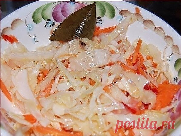 Бомбовая капустка

Делала вчера на ночь. Утром тарелку умяли в пять сек). В 200 граммах 149 калорий, а вкусно!)

Ингредиенты:

2 кг - капусты
0,4 кг - моркови
4 дольки - чеснока
можно добавить яблоко, свёклу
Маринад:
150 мл - раст.масло
150 мл - 9 % уксуса
100 г - сахара
2 ст.л. - соли
3 шт. - лавр.листа
5-6 горошин - черного перца
0,5 л - воды

Приготовление:

1. Всё нашинковать, морковь натереть, чеснок порезать пластинками. Уложить плотно в банку.
2. В кастрюлю залить в...