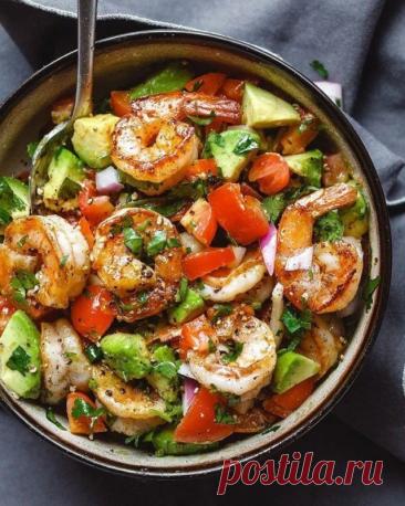 Салат с креветками и авокадо Ингредиенты:Креветки очищенные — 225 гАвокадо — 1 шт.Помидоры черри — 5–6 шт.Красный лук — ½ шт.Сливочное масло — 2 ст. л.Лимонный сок — 1 ст. л.Оливковое масло — 1 ст. л.Соль, перец, специи — по вкусуПетрушка — по...