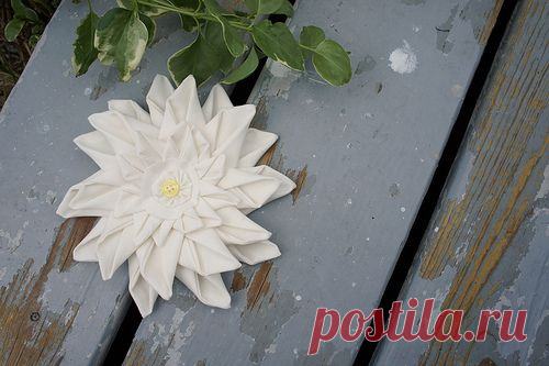 Цветок из ткани для декора подушки.