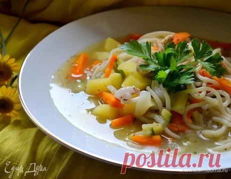 Густой куриный суп с овощами и спагетти. Ингредиенты: курица тушка, картофель, морковь