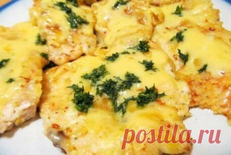 Куриные отбивные с сыром

Ингредиенты:
- 500 гр куриной грудинки;
- 150 гр сыра;
- 2 яйца;
- 3 ст. л майонеза;
- 3 ст. л муки;
- Укроп;
- Соль, перец, масло для жарки;

Приготовление:
Куриную грудку разрезать на порционные кусочки. Отбить, посолить и поперчить. Оставить немного настояться.
Отдельно в тарелке смешиваем яйца, майонез, муку, зелень. Добавляем немного соли и перца.
Сыр натираем на терке.
На каждый кусочек отбитого мяса, с помощью ложки накладываем нашу яичную ...