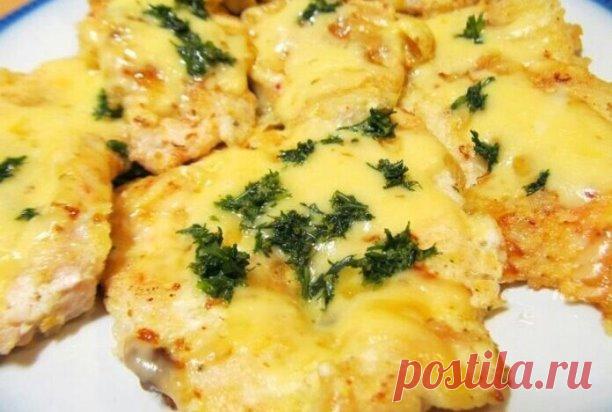 Куриные отбивные с сыром

Ингредиенты:
- 500 гр куриной грудинки;
- 150 гр сыра;
- 2 яйца;
- 3 ст. л майонеза;
- 3 ст. л муки;
- Укроп;
- Соль, перец, масло для жарки;

Приготовление:
Куриную грудку разрезать на порционные кусочки. Отбить, посолить и поперчить. Оставить немного настояться.
Отдельно в тарелке смешиваем яйца, майонез, муку, зелень. Добавляем немного соли и перца.
Сыр натираем на терке.
На каждый кусочек отбитого мяса, с помощью ложки накладываем нашу яичную ...