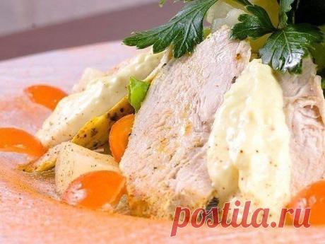 Куриные грудки по особой технологии . 4 куриные грудки 
- 1 л молока 
- соль 
- специи 

Приготовление: 

Солим и посыпаем специями грудки, оставляем на 10 минут. Доводим до кипения молоко, выключаем и сразу же погружаем в него куриные грудки так, чтобы они были полностью покрыты молоком. Закрываем кастрюлю крышкой и укутываем в одеяло так, как мы это делаем с кашами и картошкой. Оставляем на час. После чего достаем получившийся деликатес из молока, кладем на дуршлаг,охлаждаем и нарезаем.