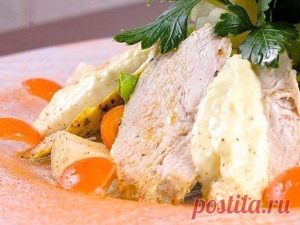 Куриные грудки по особой технологии . 4 куриные грудки 
- 1 л молока 
- соль 
- специи 

Приготовление: 

Солим и посыпаем специями грудки, оставляем на 10 минут. Доводим до кипения молоко, выключаем и сразу же погружаем в него куриные грудки так, чтобы они были полностью покрыты молоком. Закрываем кастрюлю крышкой и укутываем в одеяло так, как мы это делаем с кашами и картошкой. Оставляем на час. После чего достаем получившийся деликатес из молока, кладем на дуршлаг,охлаждаем и нарезаем.