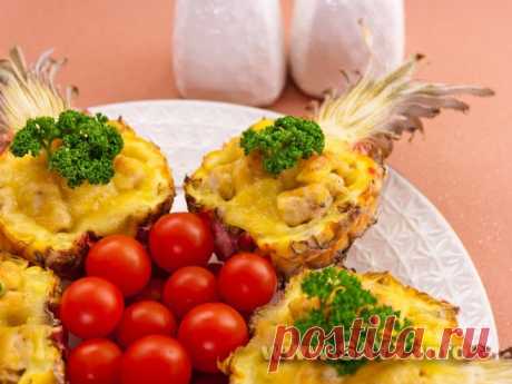 Ананасы, фаршированные куриным филе, запеченные под сыром