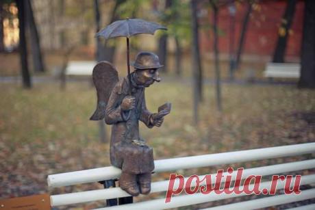 Мы все персонажи диковинной пьесы - От гангстеров и до принцесс.Мы соблюдаем свои интересы - У каждого свой интерес.