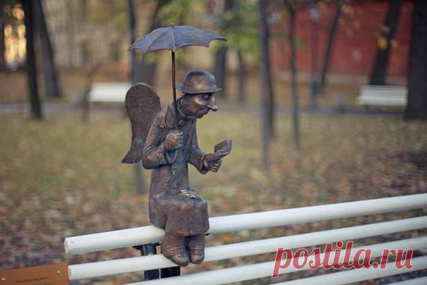 Мы все персонажи диковинной пьесы - От гангстеров и до принцесс.Мы соблюдаем свои интересы - У каждого свой интерес.