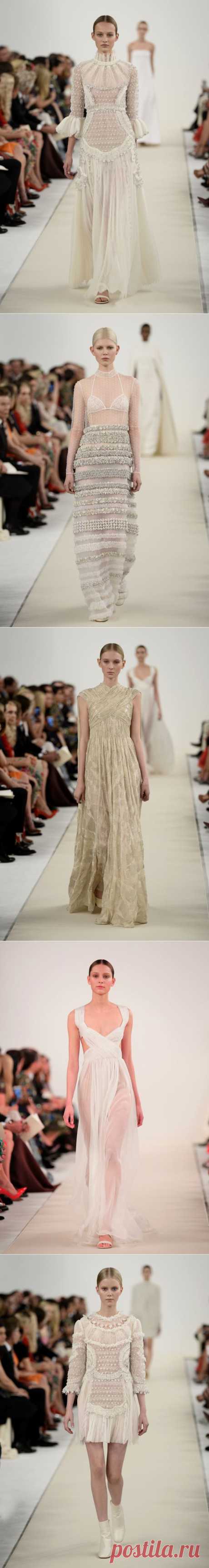 Белые ночи: в Нью-Йорке прошел показ коллекции Valentino Sala Bianca
В 1986 году Жаклин Кеннеди вышла замуж за судоходного магната Аристотеля Онассиса в платье из культовой белой коллекции Valentino. 28 лет спустя нынешние креативные директора итальянского Дома Мария Грация Кьюри и Пьерпаоло Пиччоли решили отдать дань легендарной работе основателя бренда и представили свою версию коллекции Bianca в нью-йоркском музее Уитни.