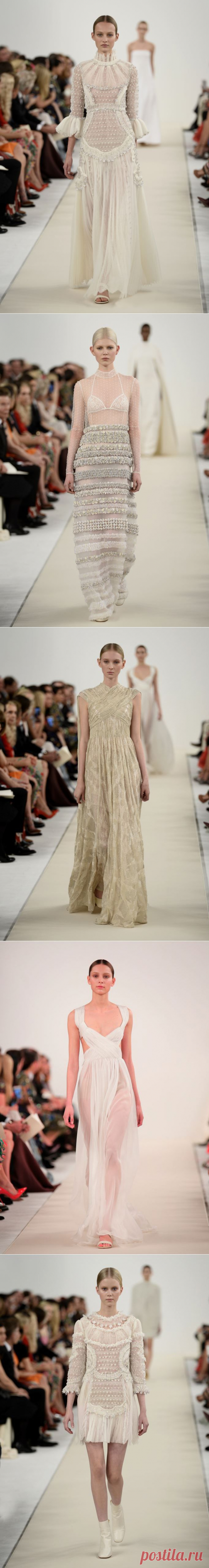 Белые ночи: в Нью-Йорке прошел показ коллекции Valentino Sala Bianca
В 1986 году Жаклин Кеннеди вышла замуж за судоходного магната Аристотеля Онассиса в платье из культовой белой коллекции Valentino. 28 лет спустя нынешние креативные директора итальянского Дома Мария Грация Кьюри и Пьерпаоло Пиччоли решили отдать дань легендарной работе основателя бренда и представили свою версию коллекции Bianca в нью-йоркском музее Уитни.