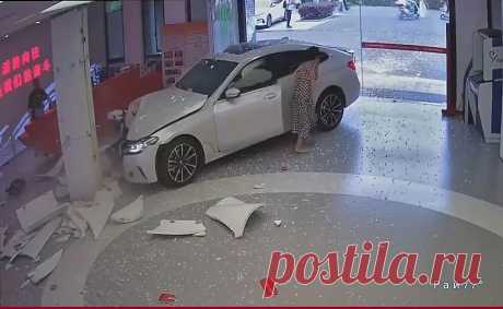 Китаянка посетила дом престарелых в салоне своего автомобиля