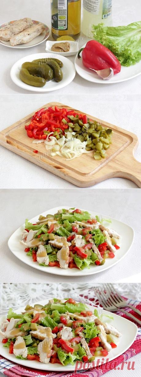 Зеленый салат с курицей и овощами,