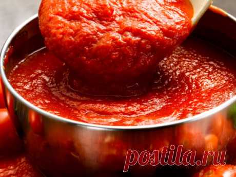Соус томатный пряный. 
Помидорки 1,5 кг через мясорубку, уварить до 1/2 от первоначального объема, добавить специи (я решила не пускать их в свободное плавание, а упаковала в марлевый мешочек -5 горошин черного перца, 7 горошин душистого, 5 гвоздичек, кусочек корицы) соль чуть больше 1 ст.л., сахар 100 г, проварила еще мин 10, затем вынула специи, добавила пару ложек 9% уксуса и горячим разлила по стерильным сухим бутылочкам, закрыла, укутала до полного остывания... соус получился приятный, на