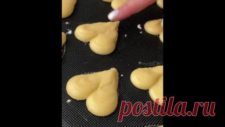 Мучаетесь с разрывами на эклерах и шу?
Лайфхак от @ann_salakhova - добавьте кракелин 
⠀
Кракелин - это песочное тесто, которое:
⠀
- Даёт пирожному очень приятный хруст и сладость + дополнительную текстуру
- Защищает от разрывов, с кракелином можно печь эклеры и шу даже с конвекцией!
-Дополнительный декор. Кракелин можно подкрасить красителем + он красиво расходится на поверхности эклера.
⠀
Ловите рецепт 

100 г - холодное сливочное масло 82,5%, нарезанное мелкими кубик...