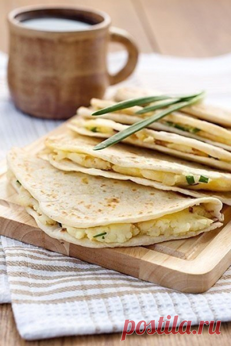 Кыстыбый с картошкой и луком Шустрый Повар (Zippy Chefs): Кыстыбый с картошкой и луком.Ингредиенты:Начинка:- 1,5 стакана картофельного пюре- 1 луковица- 2 ст. ...