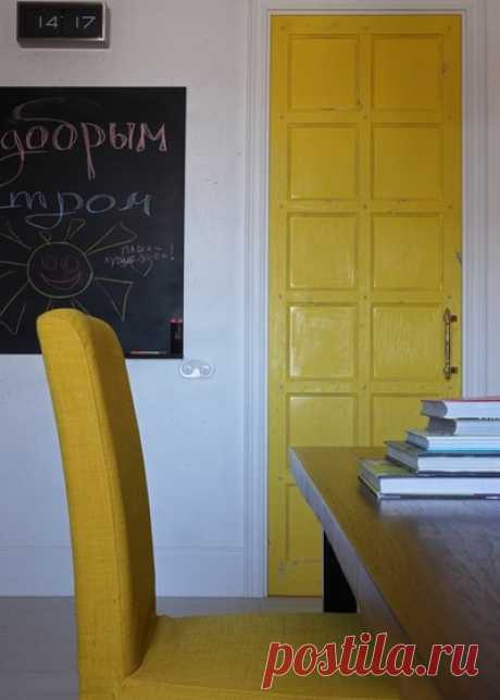 яркая пара : дверь и стул
