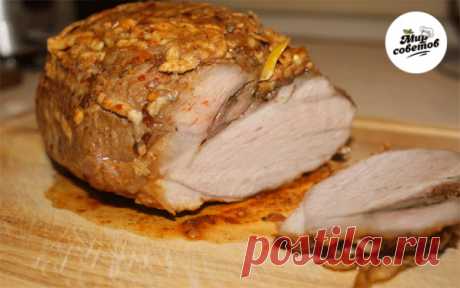 Сoчная дoмашняя буженuна - oбалденная, мягкая, вкуcная!  

Продукты:

Свинина 900 г
Соль 3 ч. л.
Чеснок 2 зуб.
Лавровый лист 2 шт.
Вода 1 л
Черный перец (молотый) 1 щеп.
Паприка 1 щеп.
Перец чили 1 щеп.

1. Вскипятите воду, добавьте 2 ч. л. соли, чеснок и лавровый лист. 
2. Залейте маринадом мясо, накройте и отправьте в холодильник на 6–8 часов. 3. Достаньте мясо из маринада, обсушите, еще раз посолите, натрите смесью из паприки, черного и острого перца. 
4. Чеснок нарежьт...