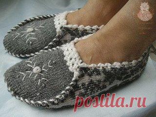 Оригинальные тапочки спицами
Для вязания таких тапочек существует 2 варианта:
 1 Набираем к примеру 6 петель и вяжем язык в каждом четном ряду, добавляем по 1 петли по краям, длина язычка зависит от того какими высокими должны быть ваши тапочки. Потом добавляем новый цвет и вяжем новым цветом сам следок, здесь добавляем опять в каждом четном ряду по петельке по краям. Добавление делать до тех пор пока не связали ту длину как и длину язычка. Потом вяжем боковинки и подошву любым рисунком или одн