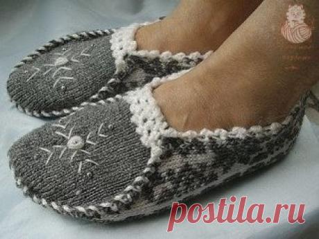 Оригинальные тапочки спицами
Для вязания таких тапочек существует 2 варианта:
 1 Набираем к примеру 6 петель и вяжем язык в каждом четном ряду, добавляем по 1 петли по краям, длина язычка зависит от того какими высокими должны быть ваши тапочки. Потом добавляем новый цвет и вяжем новым цветом сам следок, здесь добавляем опять в каждом четном ряду по петельке по краям. Добавление делать до тех пор пока не связали ту длину как и длину язычка. Потом вяжем боковинки и подошву любым рисунком или одн