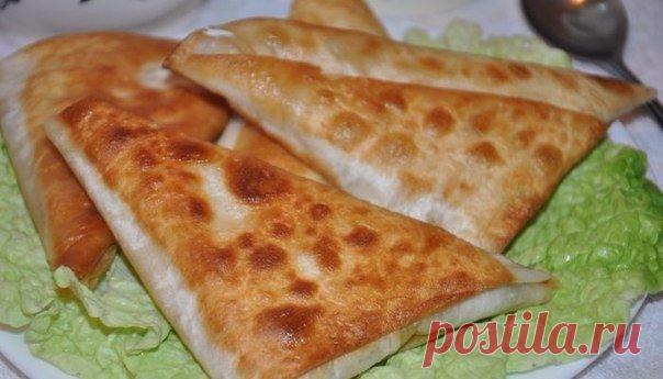 Пирожки из лаваша с сыром и ветчиной

Лаваш армянский
Сыр твердый - 100 г
Колбаса/ветчина - 100 г
Зелень - по вкусу

Колбасу мелко порезать, сыр потереть на мелкой терке, зелень мелко порубить.

Лаваш порезать ножом или ножницами на полоски, развернуть.

Выложить начинку на край полоски и свернуть уголком 3-4 раза, чтобы вся начинка оказалась скрыта, отрезать лишнее. Таким образом свернуть остальные пирожки.

Сковороду хорошо разогреть и обжарить пирожки на растительном ма...