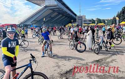 Около шести тысяч любителей спорта вышли на старт московской велогонки La Strada. В программе велогонки дистанции на 80 и 40 км, также пройдет велофестиваль с дистанцией в 20 км
