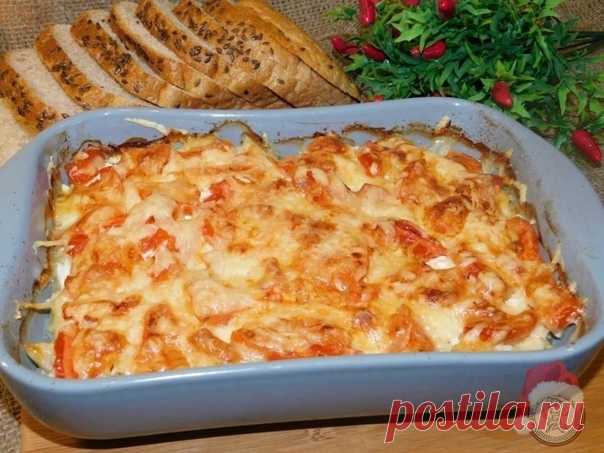 Курино-картофельная запеканка

 Продукты:

Куриное филе — 300 г
Картофель — 4–6 шт.
Лук репчатый — 1 шт.
Помидоры — 2 шт.
Сметана — 100 г
Сыр твердый — 100 г
Соль — по вкусу
Специи — по вкусу

 Начинаем готовить:

1. Лук нарежьте и немного обжарьте. Выложите его в форму для запекания.
2. Куриное филе мелко нарежьте, обжарьте и выложите вторым слоем. Немного посолите.
3. Нарежьте соломкой картофель и смажьте все сметаной.
4. Нарежьте не крупно помидоры и сверху посыпьте все...