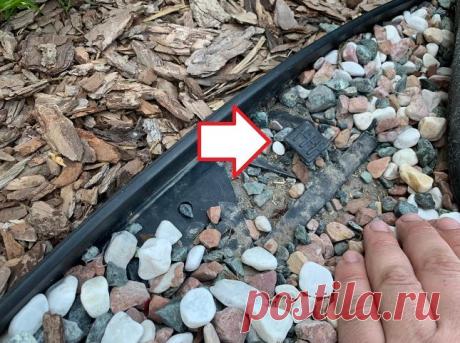 Крепится пластиковый бордюр пластиковыми клиньями путем забивания в землю.