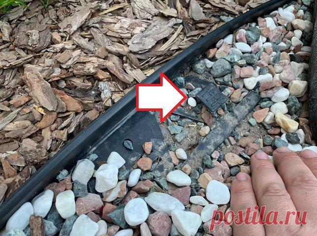 Крепится пластиковый бордюр пластиковыми клиньями путем забивания в землю.