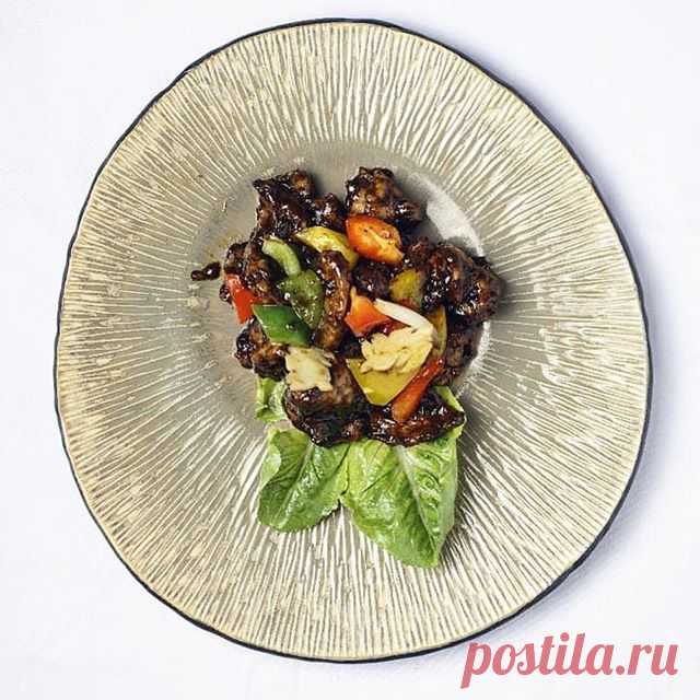 Customized dinnerware by #SariKeramindo
-
Customize your hotel, restaurant or cafe tableware needs with us! For more information go to www.sarikeramindo.com (click link in profile) or email us to marketing@skijkt.com
-
Repost from @khung_allin
-
Whip up your dinner in a flash with this classic beef in black pepper sauce. Makes for great leftovers too!
————————
#Khung #khungmenu #khungbar #khungresto #khungbarandrestaurant
#Allin_lifestyle #restaurant #bar #plaza_indonesia ...