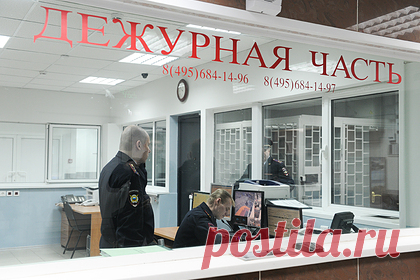 У российских полицейских нашли наркотики после конфликта с начальством. В Нижнем Тагиле сотрудники службы безопасности МВД после анонимного сообщения обнаружили и изъяли наркотики, спрятанные в потолке кабинета отдела полиции №20. Неделю назад поступило сообщение от анонима о тайнике с запрещенными веществами. Проверка подтвердила слова неизвестного. Наркотики были под потолочной плиткой.