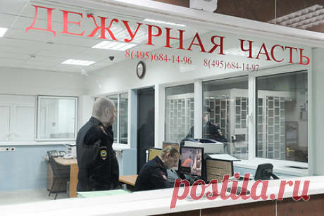 У российских полицейских нашли наркотики после конфликта с начальством. В Нижнем Тагиле сотрудники службы безопасности МВД после анонимного сообщения обнаружили и изъяли наркотики, спрятанные в потолке кабинета отдела полиции №20. Неделю назад поступило сообщение от анонима о тайнике с запрещенными веществами. Проверка подтвердила слова неизвестного. Наркотики были под потолочной плиткой.
