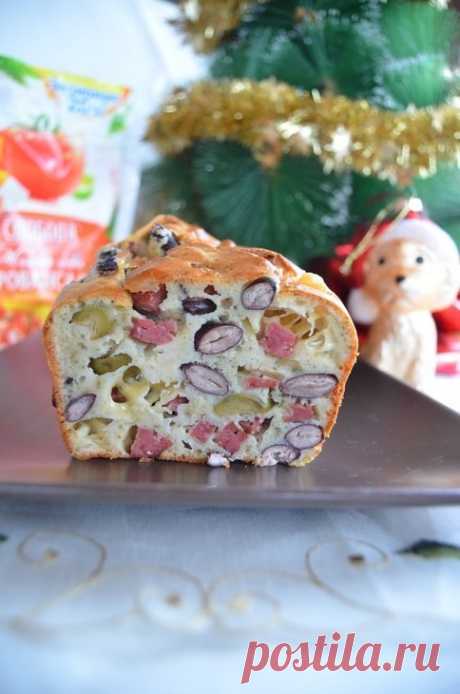 Польский мясной кекс 
 
 Оригинальная закуска на Ваш праздничный стол!) 
 
Ингредиенты 
 
Майонез - 100 г 
Йогурт натуральный – 125 г 
Мука – 200 г 
Яйца – 3 шт 
Сыр – 100 г 
Фасоль красная консервированная – 1 банка 
Оливки без косточек – горсть 
Колбаса краковская – 200 г 
1 чл сухой петрушки и укропа 
Сода, гашеная уксусом -0,5 чл 
Перец черный молотый, соль по вкусу. 
 
Как приготовить 
 
Фасоль откинуть на сито, промыть водой, обсушить. 
 
Оливки нарезать пополам. 
 
...